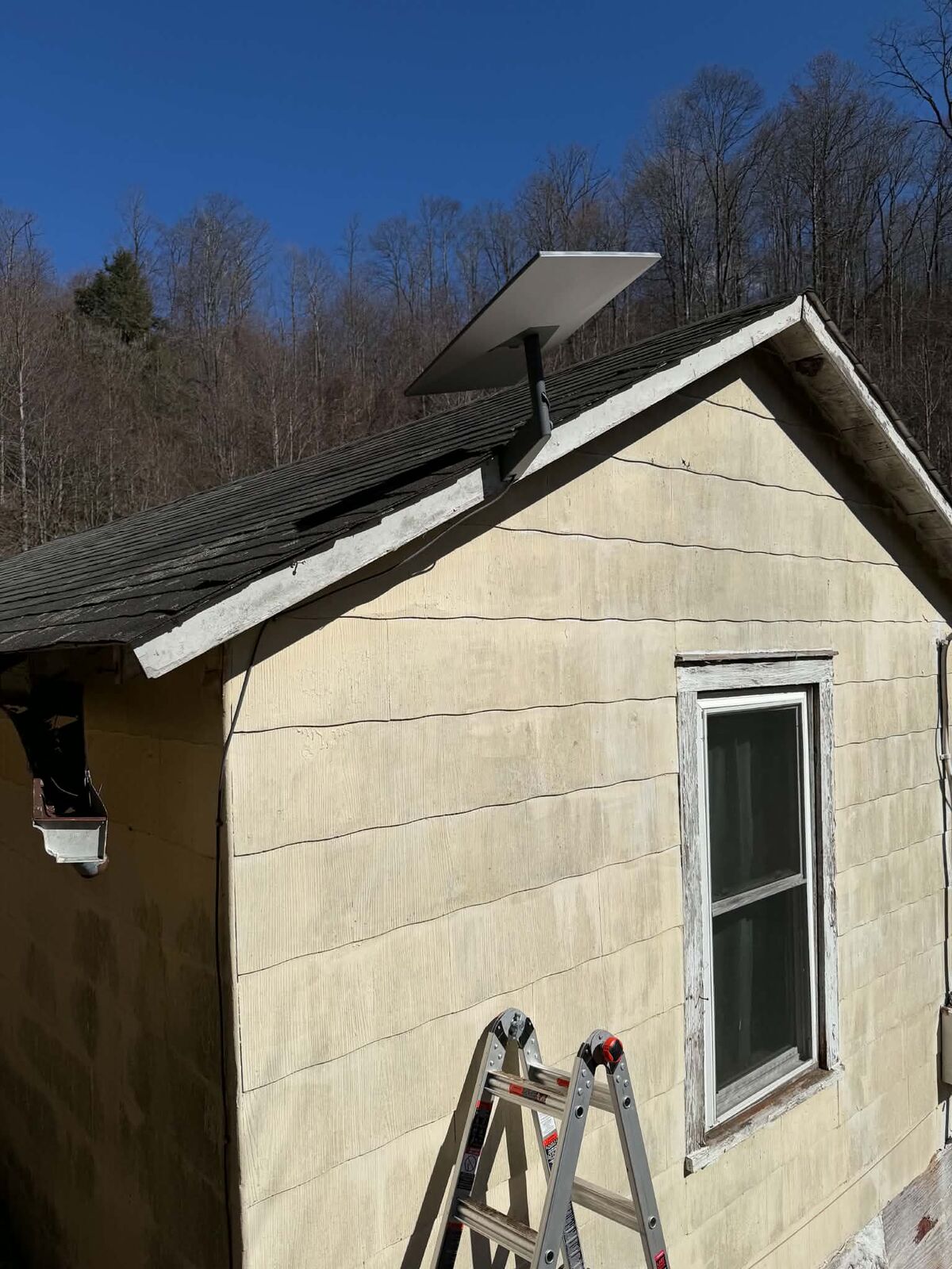Starlink dish roof mount with clear sky view